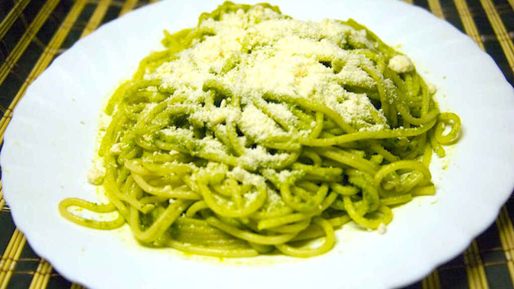 ESPAGETIAK PESTO SALTSEREKIN